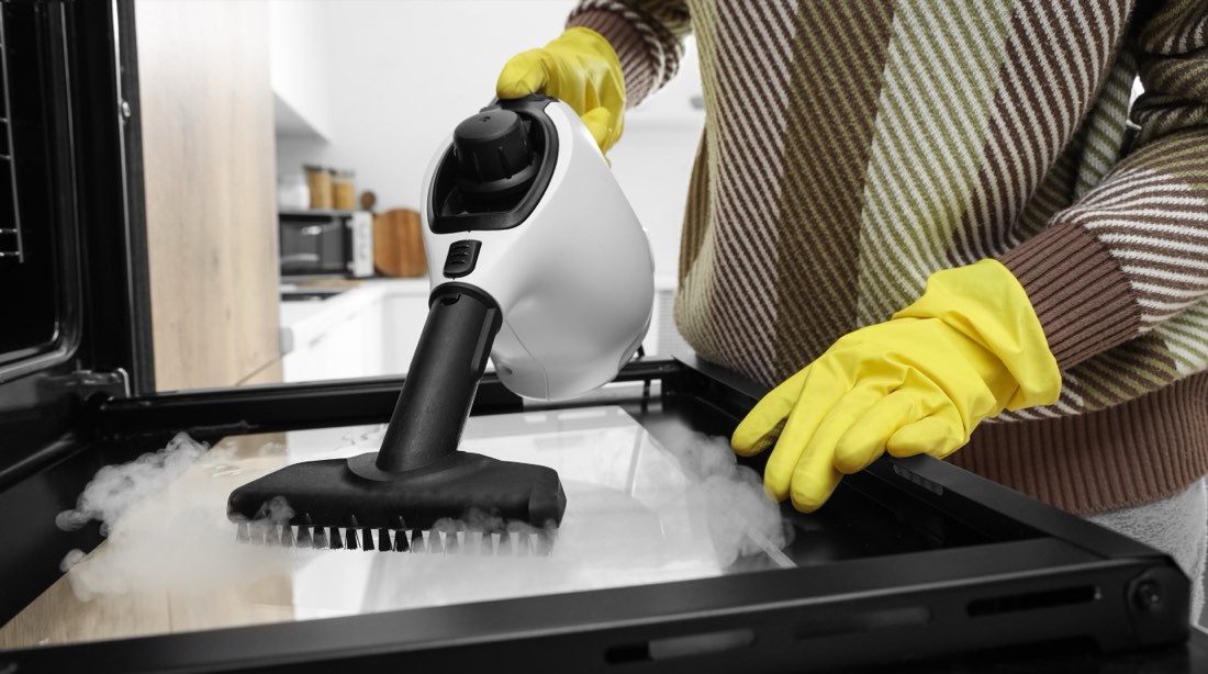 Oven die wordt schoongemaakt